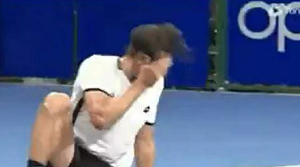 Απίστευτο σκηνικό: Τενίστας χτυπήθηκε στο μάτι με μια μπάλα και αποσύρθηκε