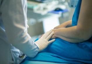 Μόσιαλος: Το εμβόλιο προστατεύει από τις μακροχρόνιες επιπτώσεις του κοροναϊού