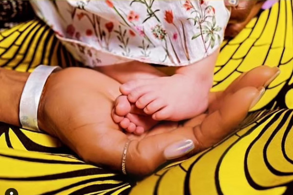 Ναόμι Κάμπελ: Μας δείχνει για πρώτη φορά το πρόσωπο της 8 μηνών κόρης της