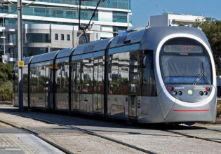 Αθήνα: Αυτοκίνητο «καρφώθηκε» στις γραμμές του Τραμ