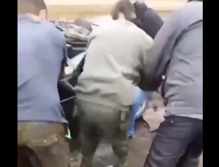 Ουκρανία: Προσπαθούν να απεγκλωβίσουν άνθρωπο από αυτοκίνητο που πατήθηκε από τεθωρακισμένο