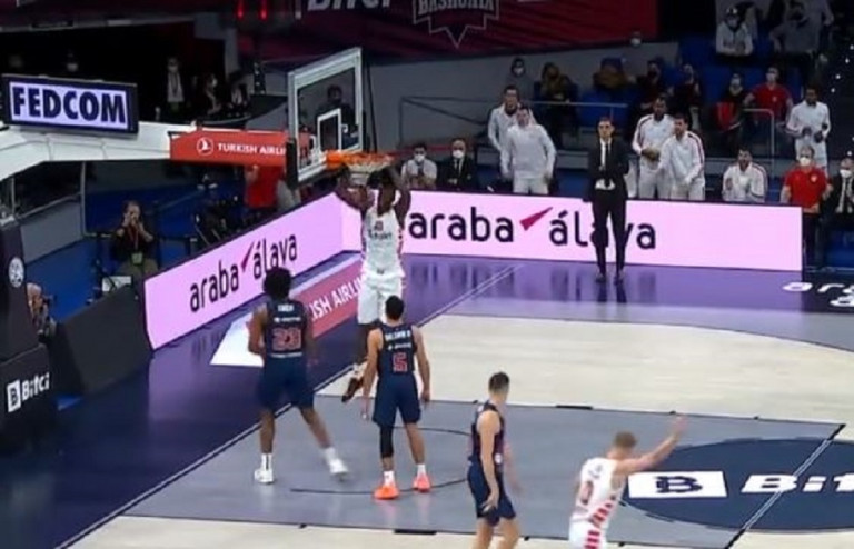 Τρομερή «ερυθρόλευκη» συνεργασία και κάρφωμα του Φαλ [vid]