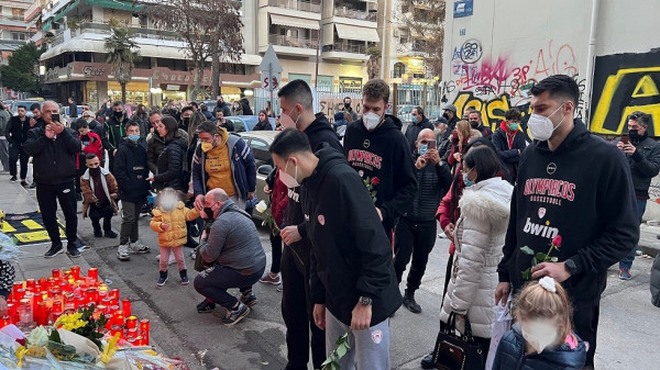 Υπέροχη κίνηση: Στο σημείο της δολοφονίας του Άλκη η ομάδα μπάσκετ του Ολυμπιακού