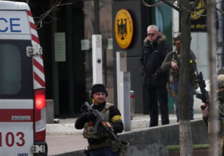 Πόλεμος στην Ουκρανία: Στρατιώτες και πολίτες μια γροθιά απέναντι στους Ρώσους