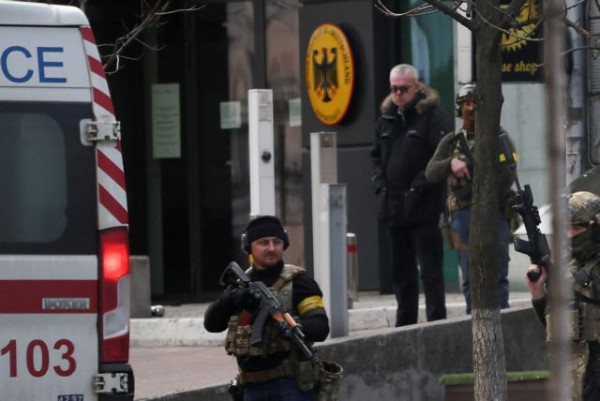 Πόλεμος στην Ουκρανία: Στρατιώτες και πολίτες μια γροθιά απέναντι στους Ρώσους