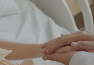 Πάτρα: Συγκλονίζει ο παππούς της οικογένειας που έχασε τρία παιδιά – «Δεν είναι η κληρονομικότητα η αιτία»