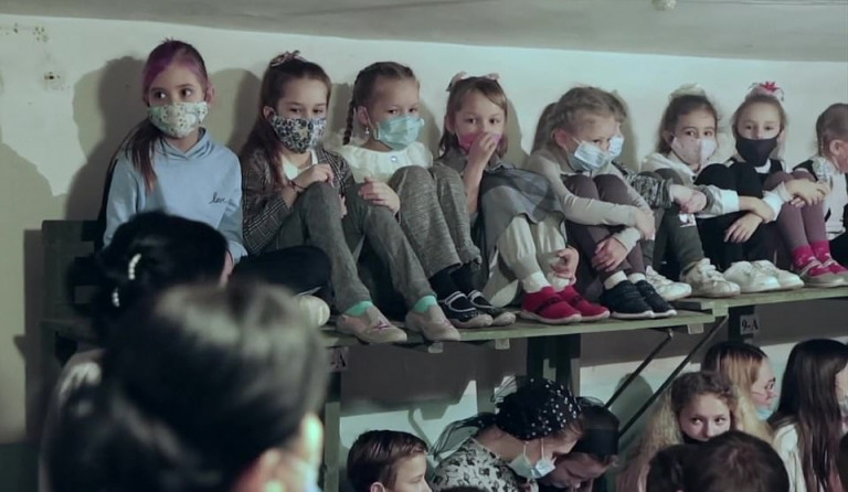 Ουκρανία: Φωτογραφίες που σε κάνουν να λυγίσεις – Παιδιά στοιβαγμένα σε υπόγεια καταφύγια