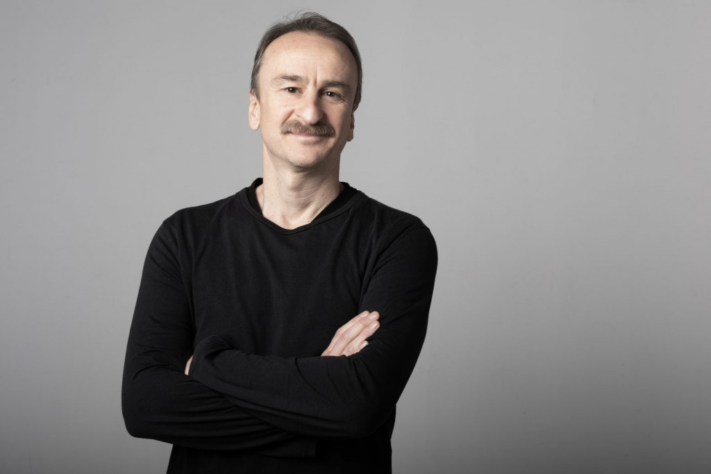 Ο Παντελής Δεντάκης μίλησε στο in για την «Τριλογία των Λήμαν Μπράδερς»