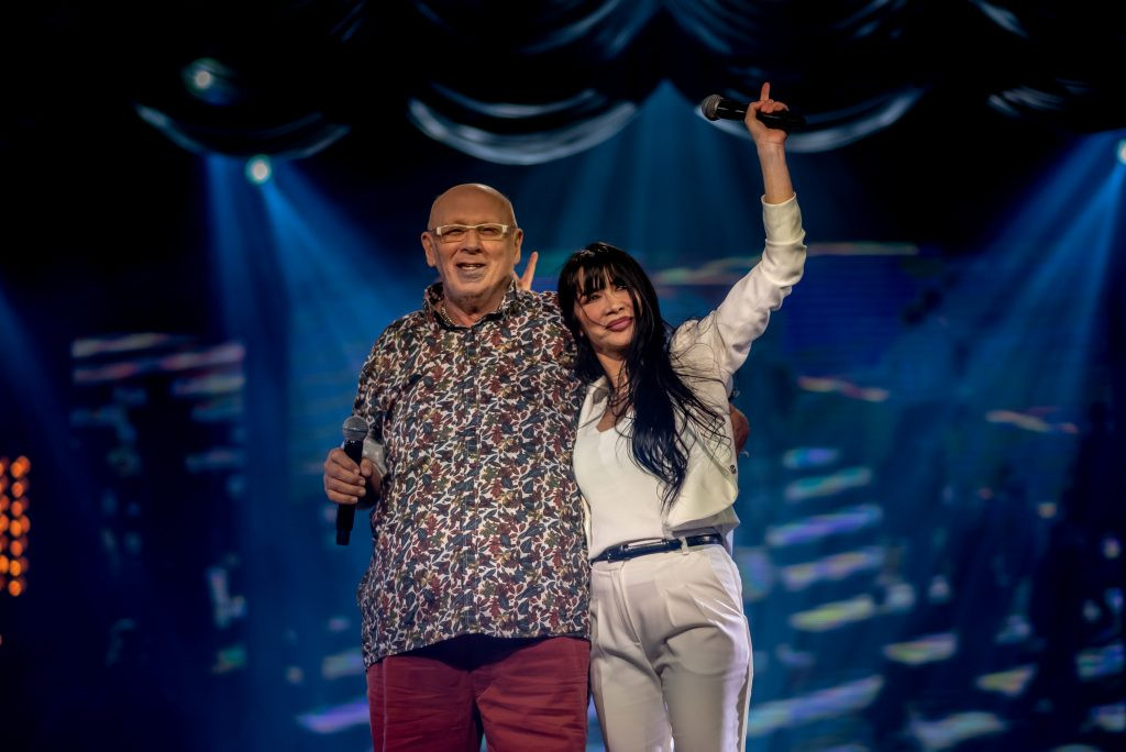 Σπίτι με το MEGA: «Το παλιό μου παλτό» σε μια μοναδική εκτέλεση από τον Λάκη και την Πάολα