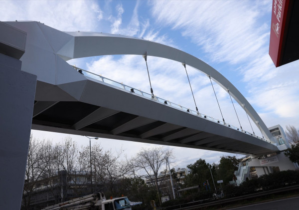 Παραδόθηκε στους πολίτες η νέα σύγχρονη πεζογέφυρα επί της Λ. Μεσογείων στην Αγ. Παρασκευή
