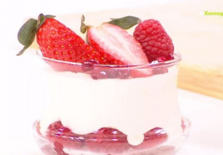 Χρήστος Βέργαδος: Συνταγή για μους λευκής σοκολάτας με κόκκινα φρούτα