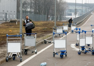 Πόλεμος στην Ουκρανία: Αδειάζουν ΑΤΜ και σουπερμάρκετ – Φεύγουν από το Κίεβο οι άμαχοι