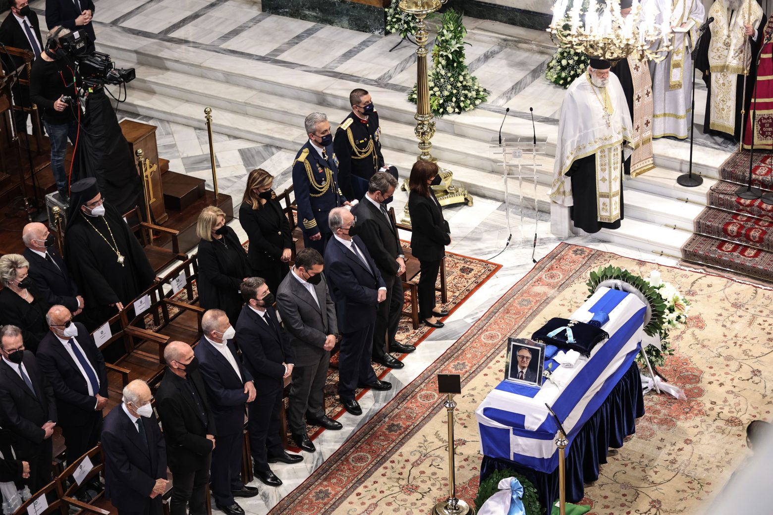 Χρήστος Σαρτζετάκης: Καλυμμένο με ελληνική σημαία το φέρετρο - Ποιοι είπαν το τελευταίο «αντίο»