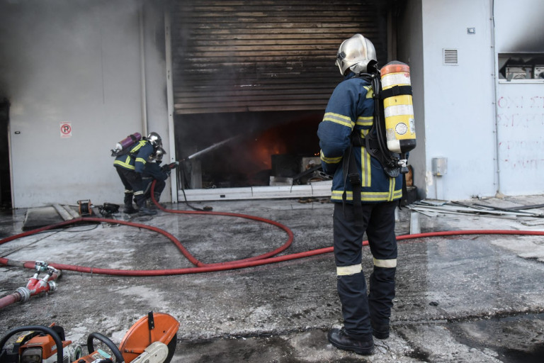 Πειραιάς: Φωτιά σε ισόγειο κατάστημα