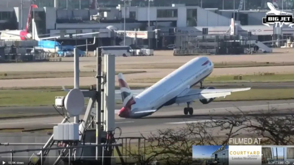 Βρετανία: Αεροπλάνο παλεύει για να προσγειωθεί εν μέσω θυελλωδών ανέμων