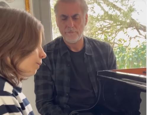 «Όλο μ’ αφήνεις να σ’ αφήσω»: Απίστευτη εκτέλεση από τον Στέλιο Κερασίδη και τον Φίλιππο Πλιάτσικα