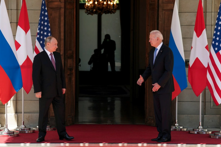 Μεσολάβηση Μακρόν: Καταρχήν συμφωνία για συνάντηση κορυφής Μπάιντεν – Πούτιν