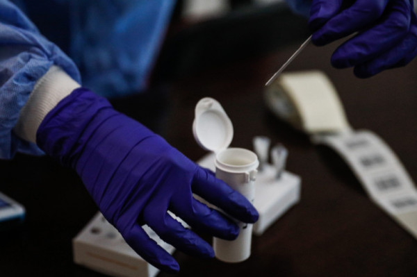 Χονγκ Κονγκ: Επιστρατεύουν ξενοδοχεία για τους ασθενείς – Αυξήθηκαν κατά 60% τα κρούσματα σε ένα μήνα