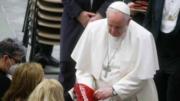 Ο Πάπας Φραγκίσκος έλαβε δώρο φανέλα του Κριστιάνο Ρονάλντο