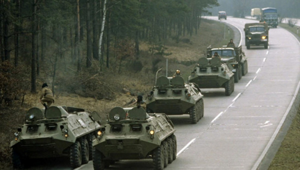 Ουκρανία: Η Ρωσία ανακοινώνει πως δέκα βομβαρδιστικά μετακινούνται από τις βάσεις τους στην Κριμαία – Αμφισβητεί το Κίεβο