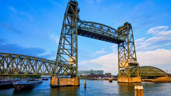 Ιστορική γέφυρα του Ρότερνταμ θα… διαλυθεί για τη διέλευση του γιοτ του Τζεφ Μπέζος