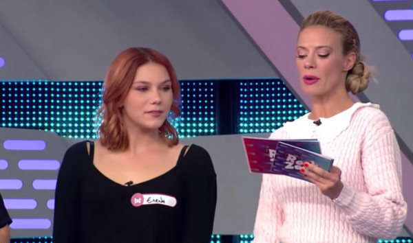 Ρουκ Ζουκ: Η επιμονή της Ζέτας Μακρυπούλια για το αν η παίκτρια έχει σκουλαρίκι… πιο κάτω από τον αφαλό