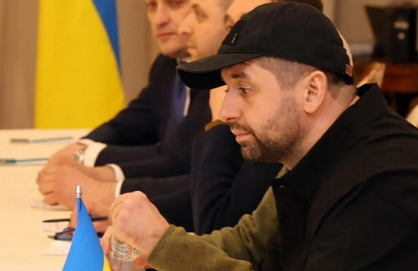 Πόλεμος στην Ουκρανία: Ο άνδρας με το μαύρο καπέλο που λύνει και δένει στην Ουκρανία – Πήρε μέρος στις συνομιλίες