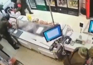 Ουκρανία: Ρώσοι στρατιώτες λεηλατούν εγκαταλελειμμένο κατάστημα