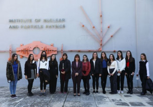 Σακελλαροπούλου: Να στηρίξουμε τα νέα κορίτσια να πραγματοποιήσουν τα όνειρά τους – Επίσκεψη στο «Δημόκριτο»