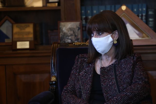 Θεσσαλονίκη: Ένα λουλούδι από την Κατερίνα Σακελλαροπούλου στον τόπο δολοφονίας του Άλκη