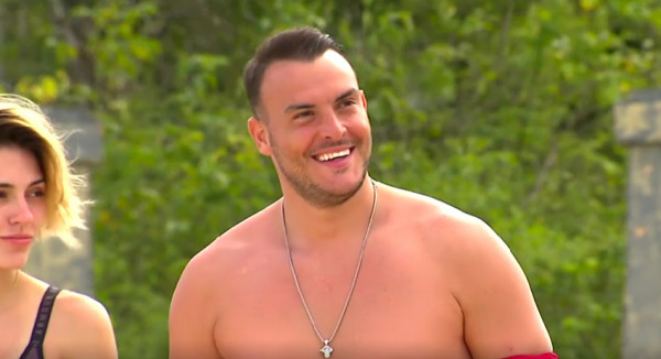 Σάκης Αρσενίου: Εισέβαλε στο Survivor και τρέλανε τους Διάσημους