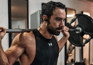 «Ρόμποκοπ» ο Σάκης Τανιμανίδης: Βάζει κάτω δύο εικοσάρηδες με συνταγή… γιατρού