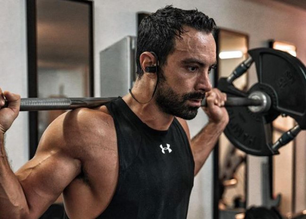 «Ρόμποκοπ» ο Σάκης Τανιμανίδης: Βάζει κάτω δύο εικοσάρηδες με συνταγή… γιατρού