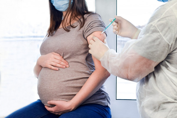 Κοροναϊός: Ο εμβολιασμός της εγκύου προστατεύει και το μωρό μετά τη γέννηση