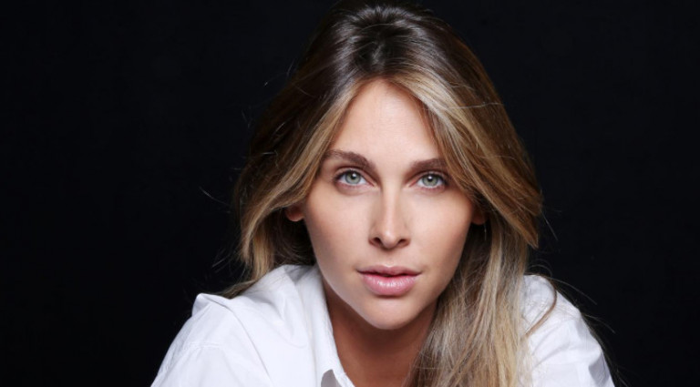 Οφελί Μενιέ: Ποια είναι η δυναμική γαλλίδα δημοσιογράφος που απειλούν να… αποκεφαλίσουν οι Τζιχαντιστές