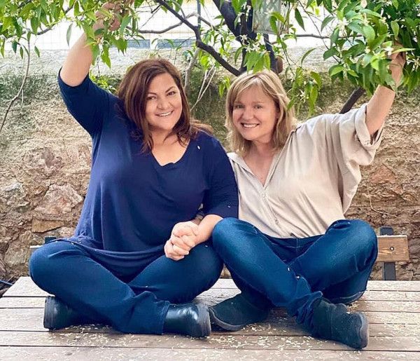 Βίκυ Σταυροπούλου – Μαρία Καβογιάννη: Σκορπούν άπλετο γέλιο στην προσπάθειά τους να βγάλουν selfie