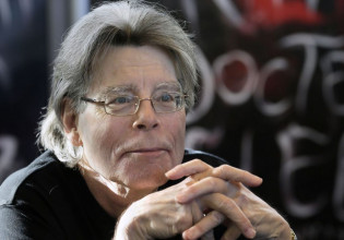 Ο Στίβεν Κινγκ πήρε θέση για την εισβολή στην Ουκρανία: «Δεν στέκεσαι δίπλα, όταν ένα μεγάλο παιδί σπάει στο ξύλο ένα μικρό»