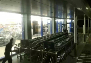 Ιλιον: Επίθεση Ρουβίκωνα με βαριοπούλες στο σούπερ μάρκετ όπου συνελήφθη η ηλικιωμένη