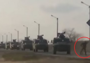 Πόλεμος στην Ουκρανία: Η συγκλονιστική στιγμή που άνδρας μπαίνει μπροστά από τα ρωσικά τανκς