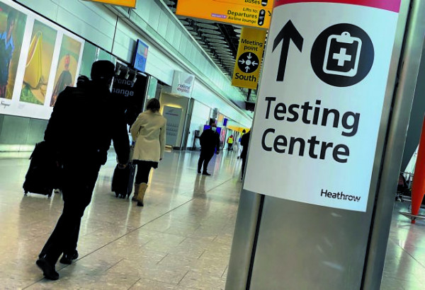 Μας κοστίζει πολύ: Γιατί η Βρετανία χαλαρώνει το testing και την ιχνηλάτηση
