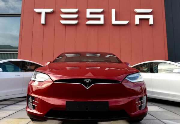 Tesla: Ανακαλούνται στις ΗΠΑ τα οχήματα που δεν σταματούν στο Stop