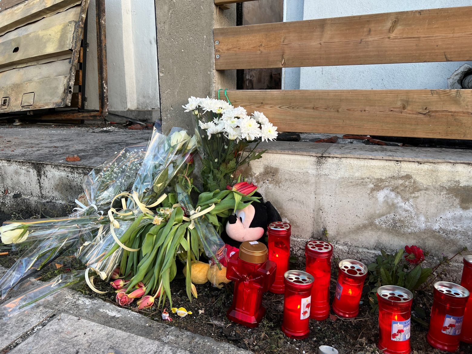 Θεσσαλονίκη: Λευκά λουλούδια και κεριά αφήνουν έξω απο το σπίτι όπου βρήκαν τραγικό θάνατο η μητέρα με τα δύο της παιδιά
