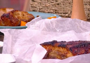 Ο Τίμος Ζαχαράτος ετοιμάζει χοιρινό σιδηρόδρομο με σπιτική barbeque