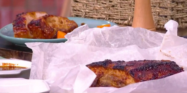 Ο Τίμος Ζαχαράτος ετοιμάζει χοιρινό σιδηρόδρομο με σπιτική barbeque