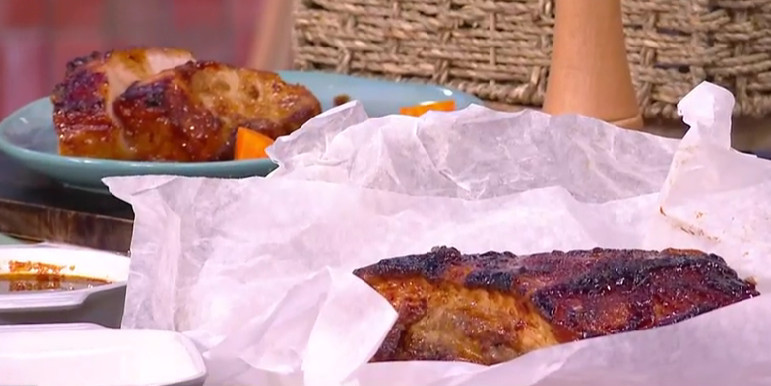 Ο Τίμος Ζαχαράτος ετοιμάζει χοιρινό σιδηρόδρομο με σπιτική barbeque