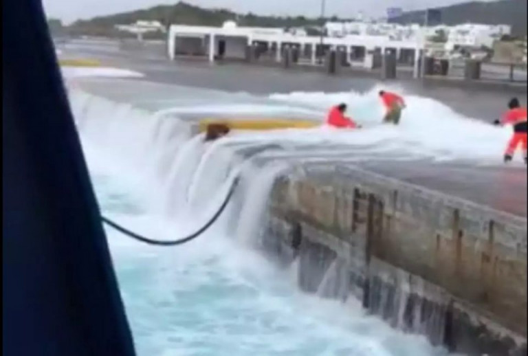 Τήνος: Πελώριο κύμα παρέσυρε καβοδέτη – Τον βοήθησε συνάδελφός του