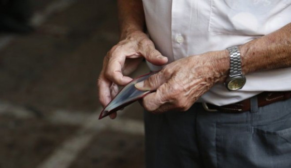 Έρευνα: Αυξημένος ο κίνδυνος θανατηφόρου εμφράγματος για τους ηλικιωμένους που ζορίζονται οικονομικά