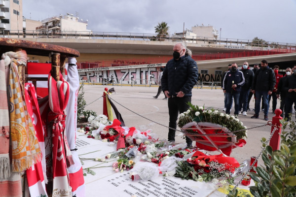 Στο μνημείο της Θύρας 7 ο Μιχάλης Κουντούρης και ο Ερασιτέχνης Ολυμπιακός