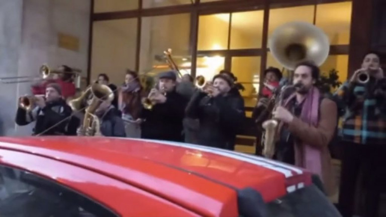 Η πιο όμορφη καντάδα στην ηθοποιό Τάνια Ρόκα που πάσχει από οξεία λευχαιμία