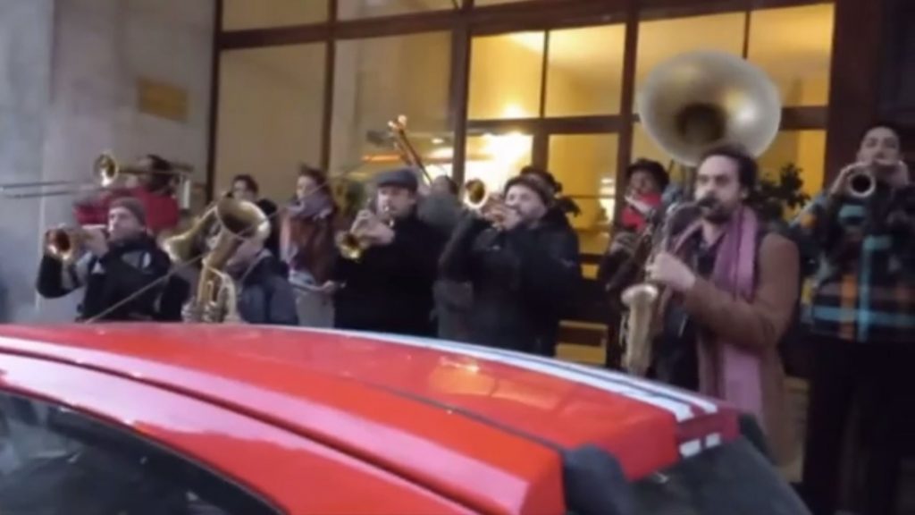 Η πιο όμορφη καντάδα στην ηθοποιό Τάνια Ρόκα που πάσχει από οξεία λευχαιμία